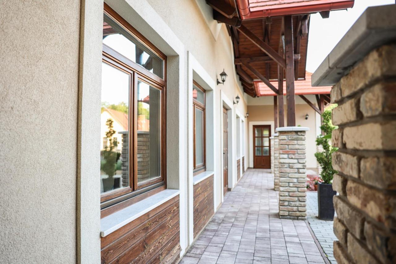 Szarvas Apartman - Jakuzzis Vendeghaz Many Exterior photo